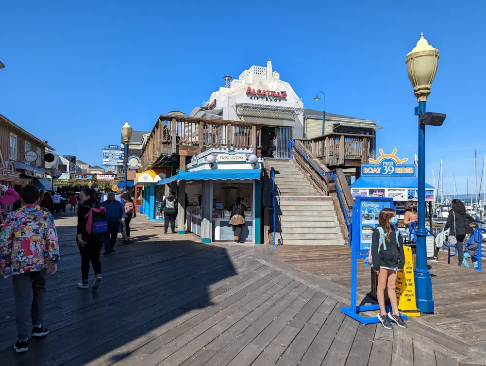 Façade suspendue de la boutique Alcatraz Gift Shop au Pier 39, pour acheter des souvenirs lors d’un voyage à San Francisco.