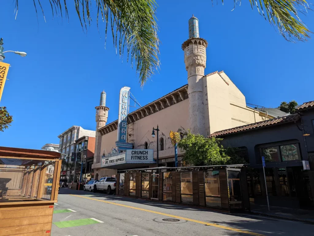 Façade de l'Alhambra Theater, observée depuis la rue de Polk Street, dans le quartier de Polk Gulch.