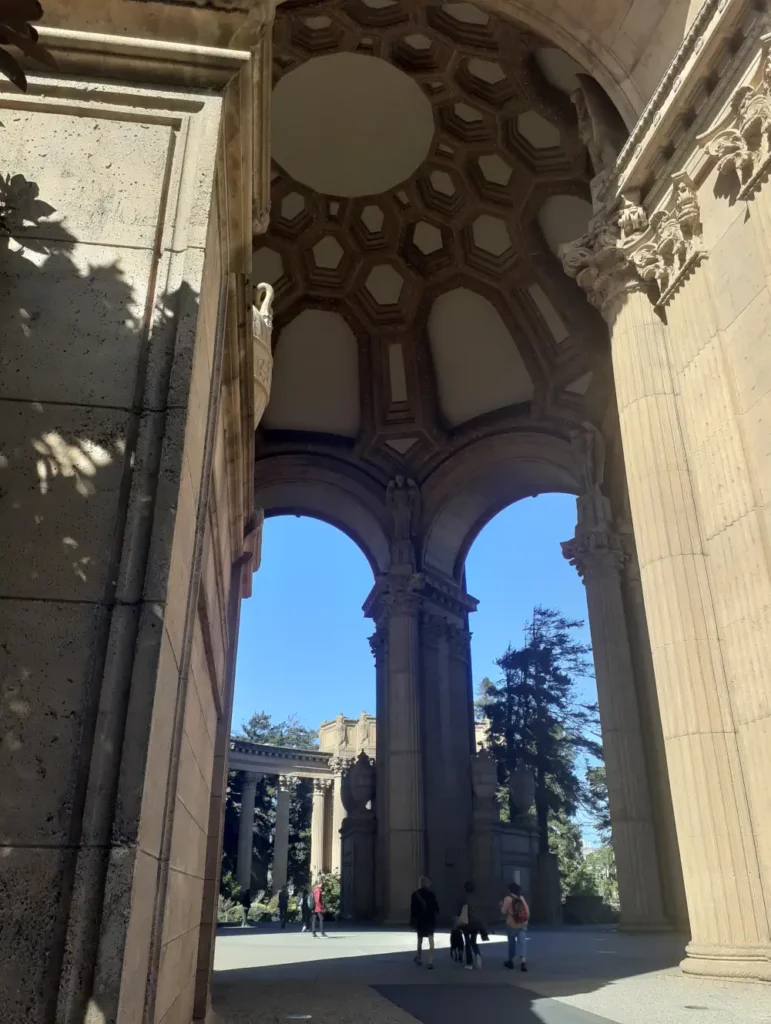 Cour intérieure du Palace of Fine Arts, lieu idéal pour les arts du spectacle. La hauteur sous plafond est gigantesque.