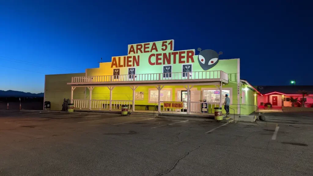 Façade verte d’un bâtiment indiquant “ZONE 51 ALIEN CENTER”, à côté d’une tête d’alien. Typique des USA.