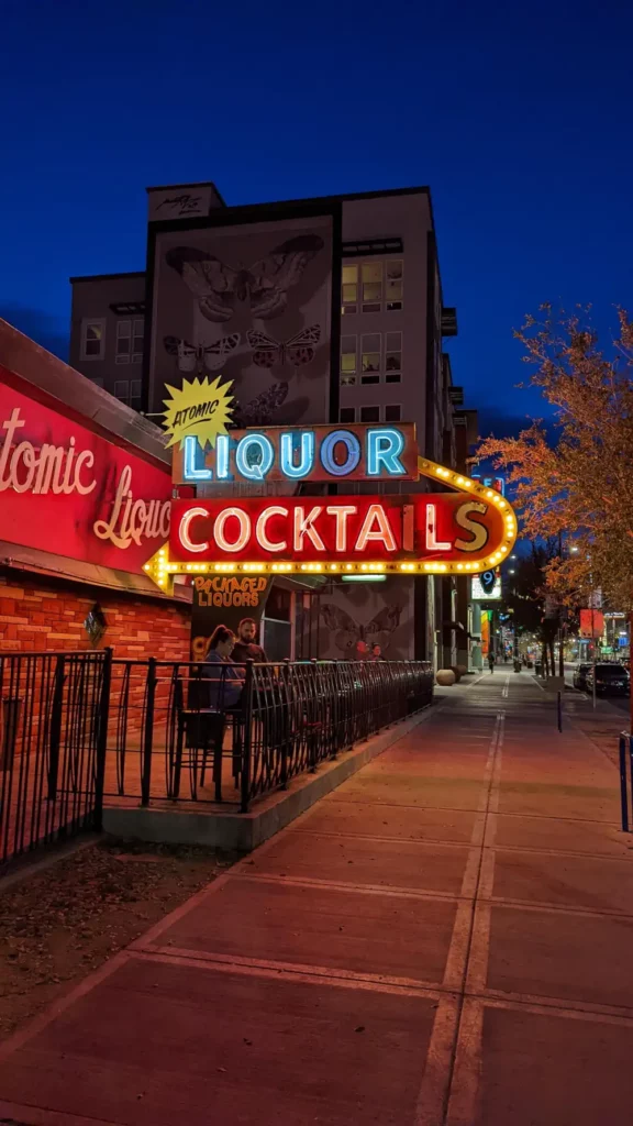 Enseigne lumineuse du bar “Atomic Liquors”, débordant sur la rue de Fremont Street. Certaines lettres ne sont plus éclairées.