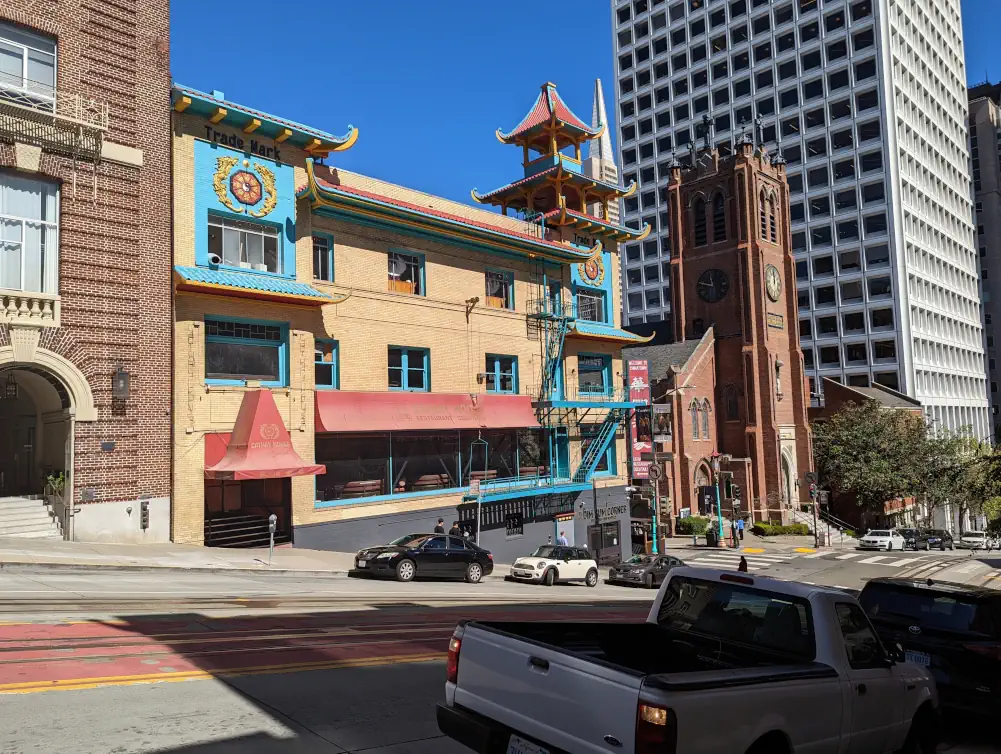 Bâtiment Sing Chong situé dans le quartier de Chinatown, au croisement de California Street et Grant Avenue.