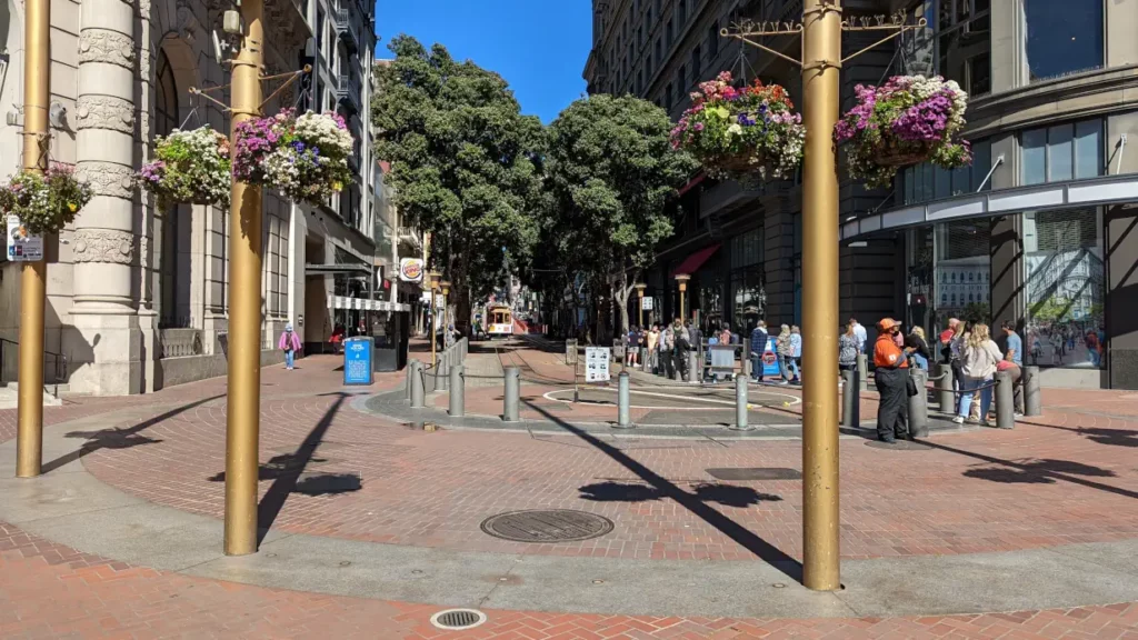 Des touristes attendent sur Powell Street le prochain Cable Car, mode de transport ludique pour visiter San Francisco.