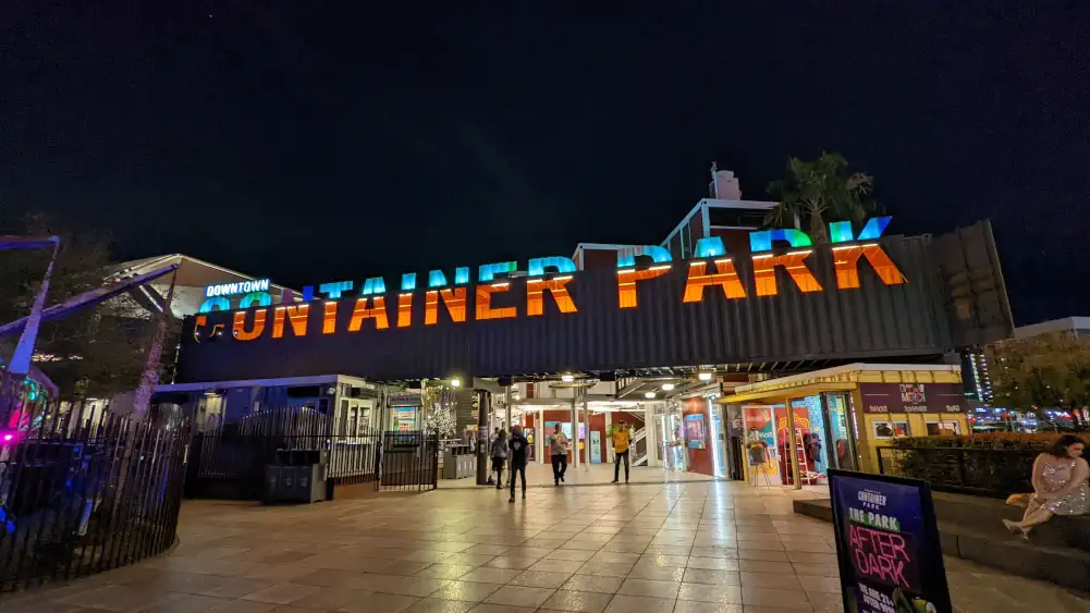 Entrée principale du Downtown Container Park. Le nom de ce centre commercial est écrit en gros, en lettres lumineuses bleues et oranges.