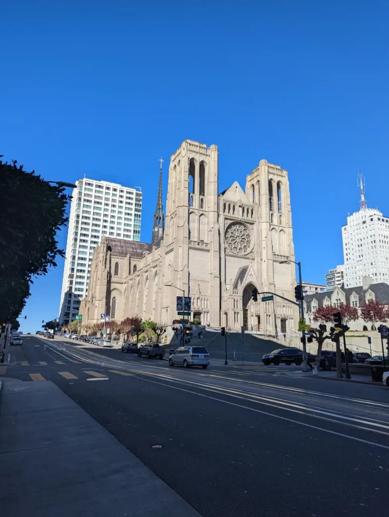 Église épiscopale “Grace Cathedral”, vue depuis la rue de California Street, dans le quartier de Nob Hill.