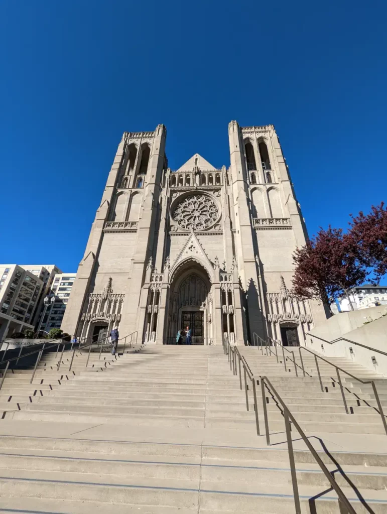 Façade avant de la Cathédrale de la grâce, observée depuis le bas des escaliers du parvis.