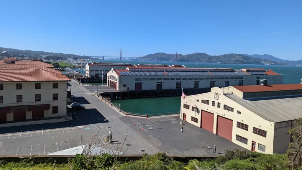 Vue en plongée sur les hangars du Fort Mason et le détroit du Golden Gate. Au loin se trouve le pont de San Francisco.