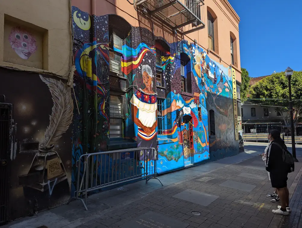 Fresque bleue et colorée à visiter dans une ruelle de Chinatown. Elle représente une femme améridienne dans un ciel étoilé.