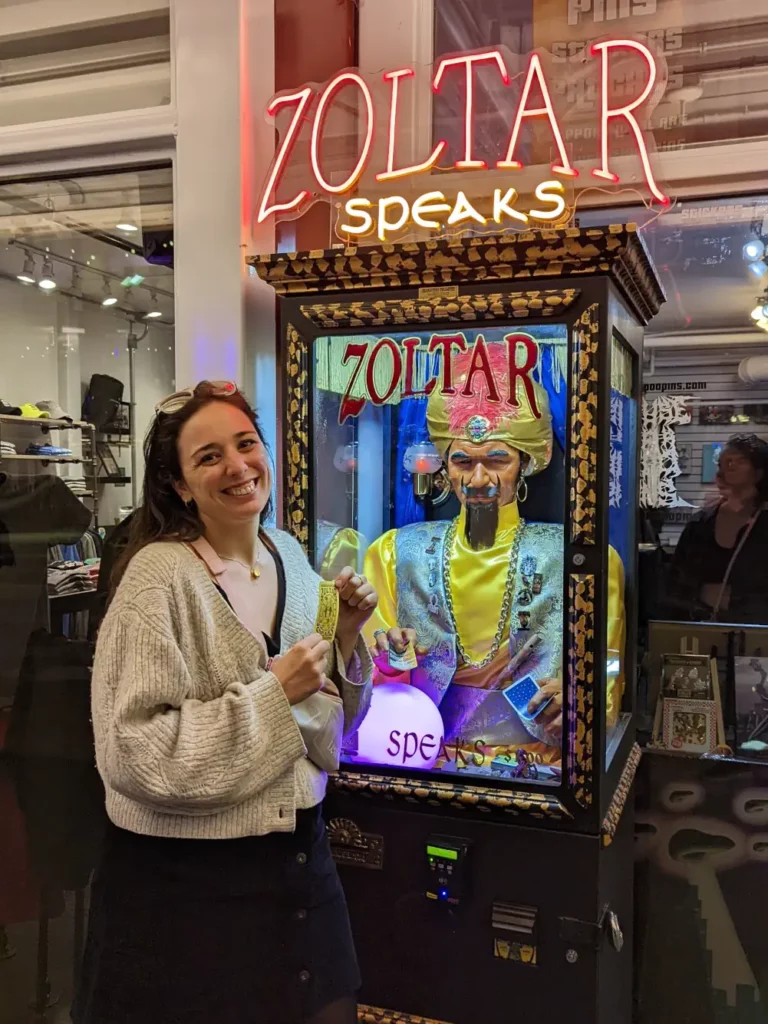 Helo devant la fortune telling machine “Zoltar Speaks” du Downtown Container Park, heureuse d’avoir reçu son ticket prédisant l’avenir.