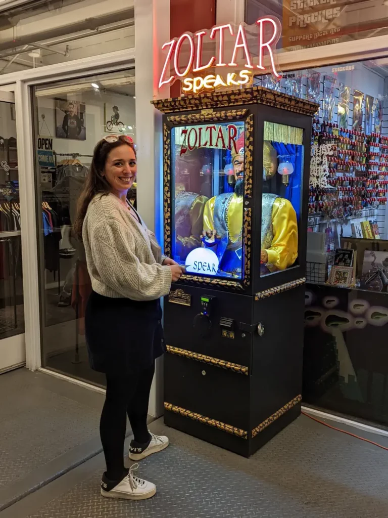 Hélo qui s’apprête à utiliser la machine diseuse de bonne aventure “Zoltar Speaks”, à l’entrée du Downtown Container Park.