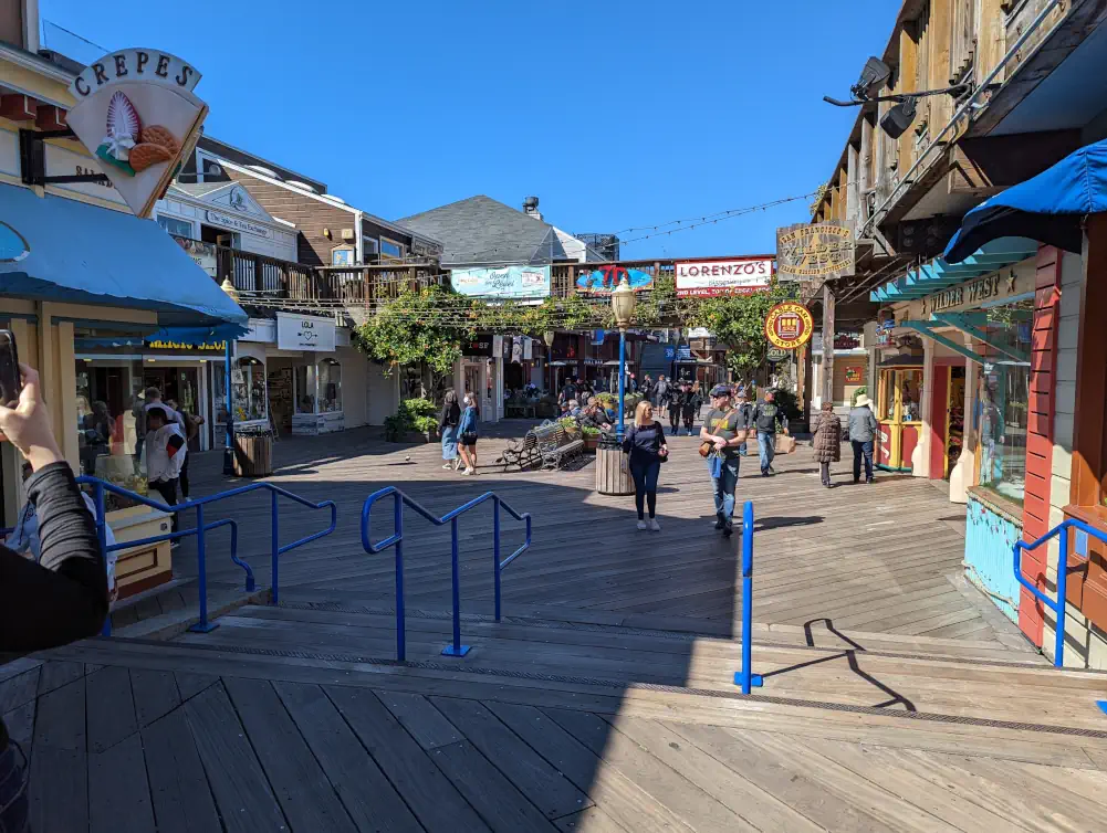 Place commerçante et touristique du Pier 39, une ambiance village à visiter absolument lors de votre passage à San Francisco.