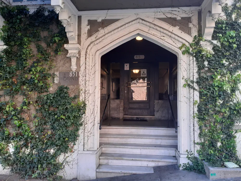 Perron de la Nob Hill Guesthouse, entouré de lierre. Il s'agit d'un hôtel idéal pour se loger dans le quartier.