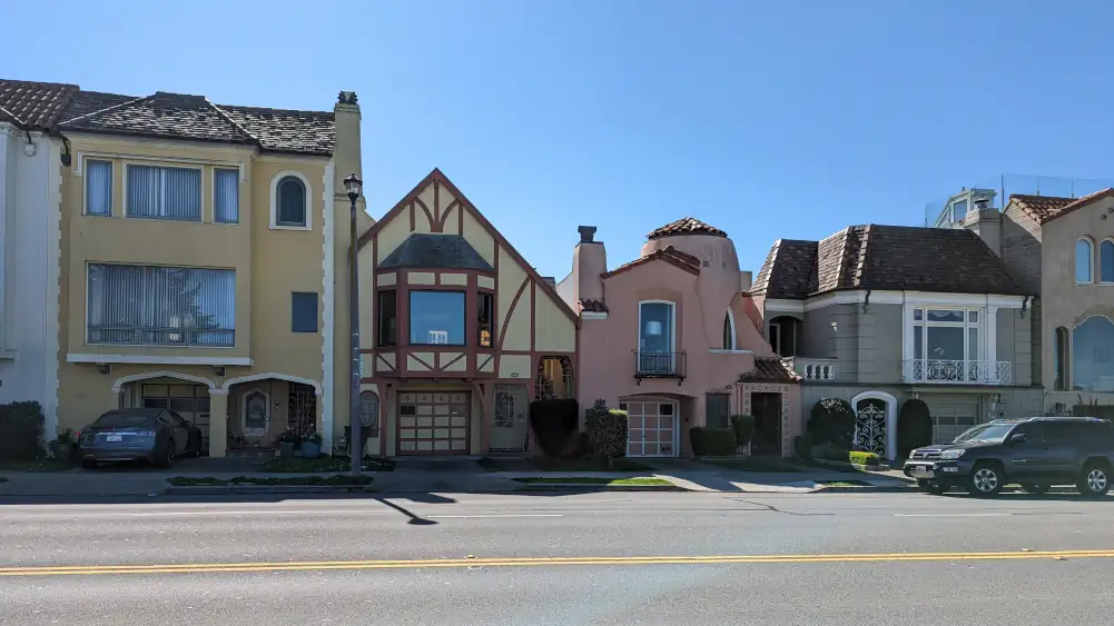 Rangée de maisons à l’architecture atypique, situées en face des eaux du Golden Gate sur Marina Boulevard à San Francisco.