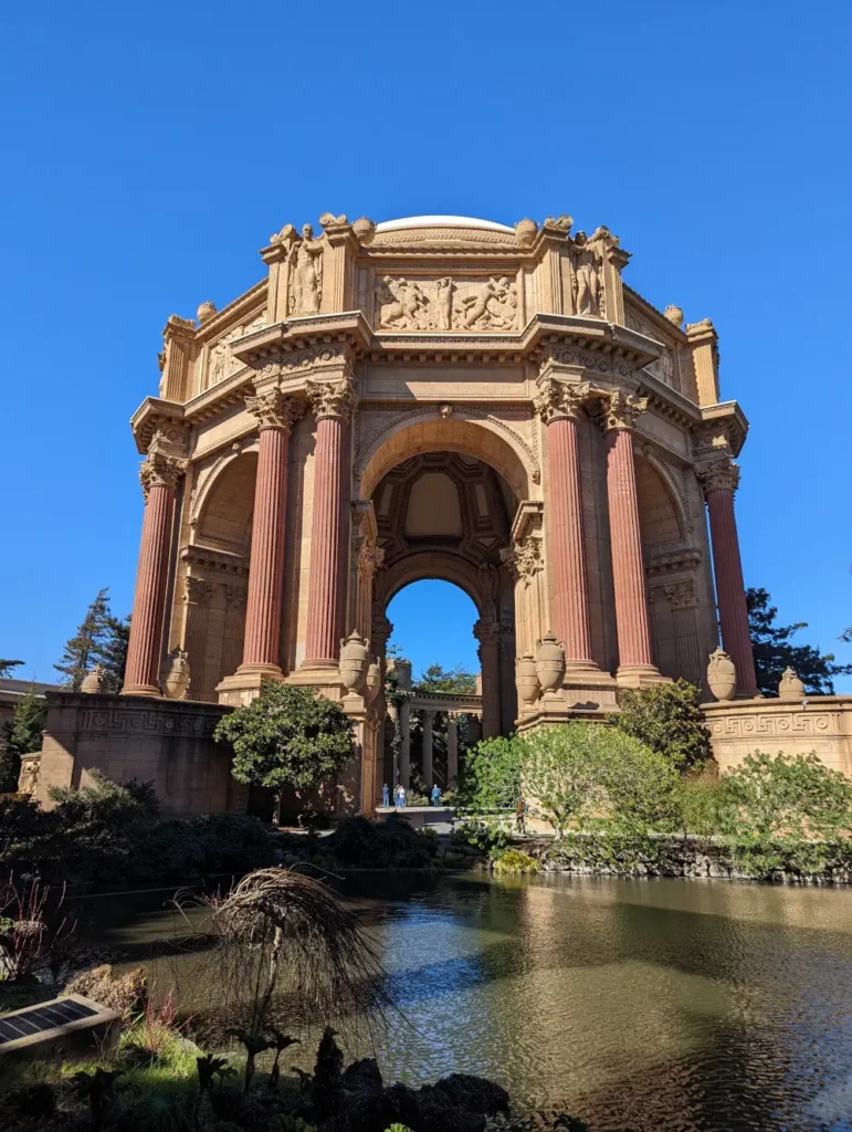 Vue en contre-plongée sur l'impressionnant palais gréco-romain du Palace of Fine Arts, un monument de San Francisco.