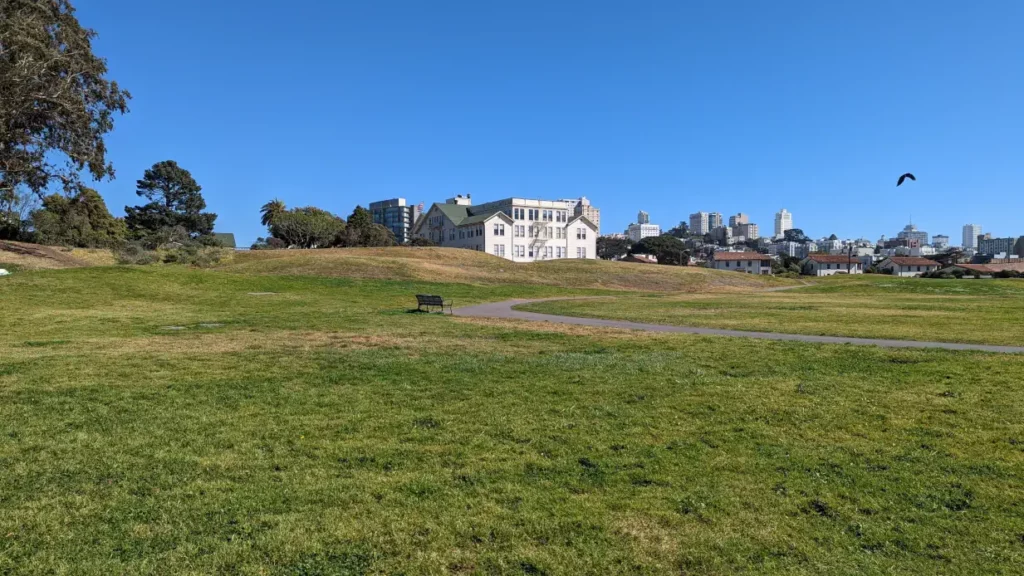 Plaine verdoyante et paisible du Great Meadow, un parc de San Francisco. En arrière-plan se trouve le reste de la ville.