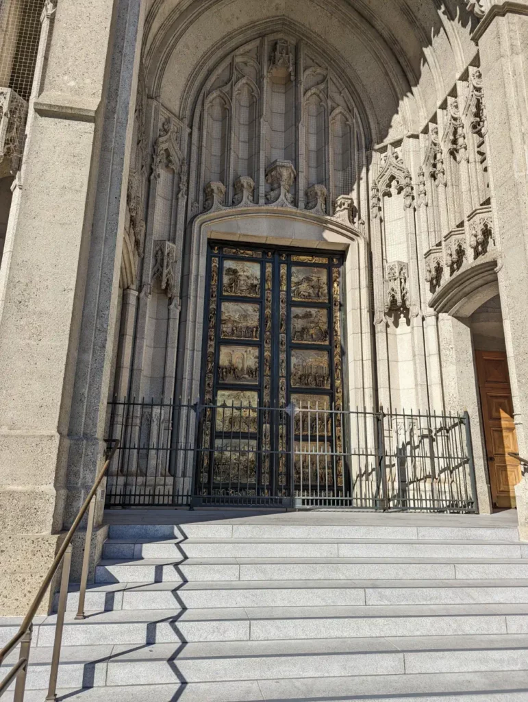 Entrée principale de l'église Grace Cathedral, gardée par les portes dorées "Ghiberti".