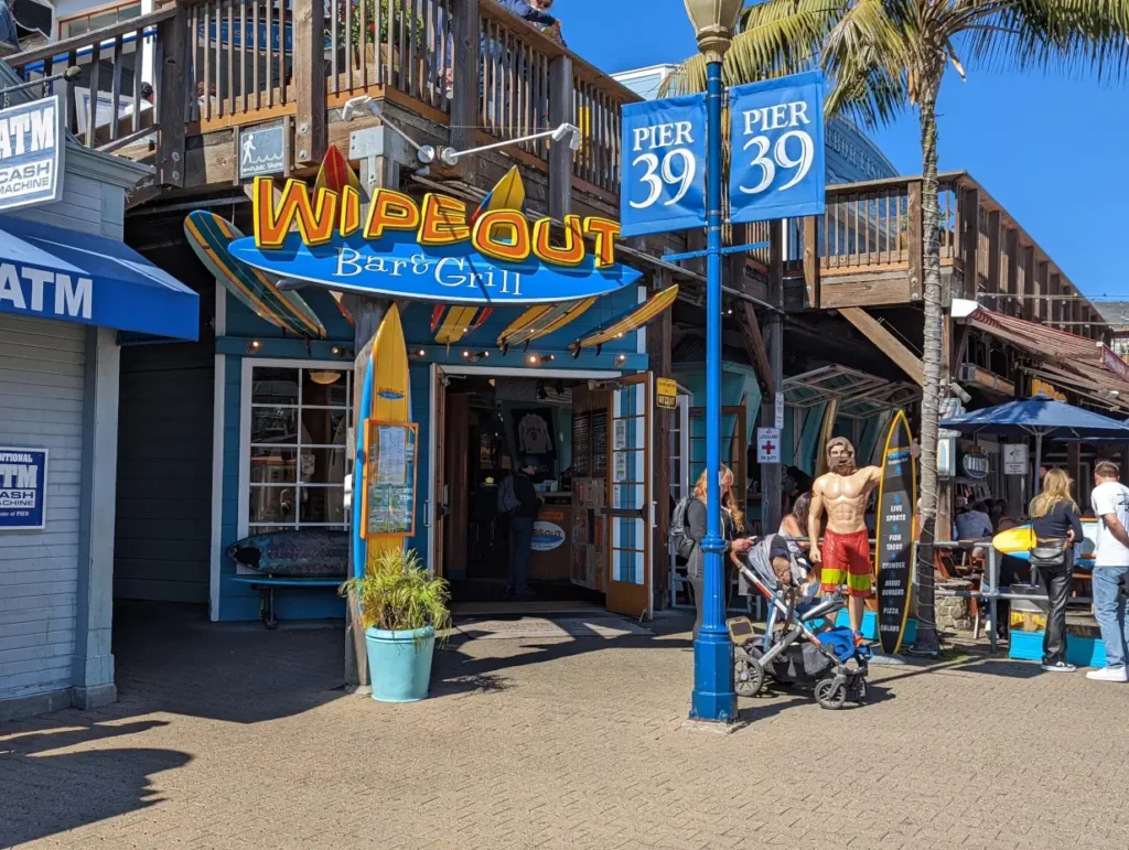 Façade bleue et orange du Wipeout Bar & Grill, un lieu où vous restaurer si vous allez visiter le Pier 39 à San Francisco.