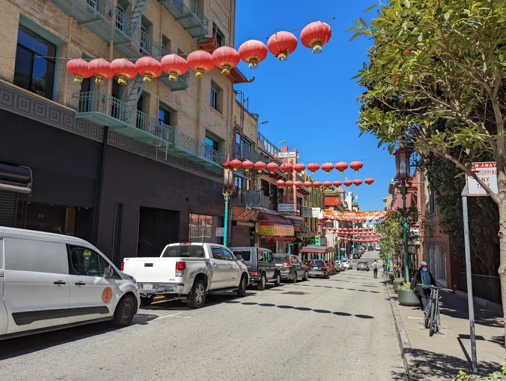 Avenue Grant à San Francisco décorée par des lanternes chinoises rouges. Son ambiance est festive et agréable.