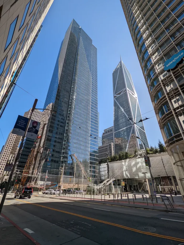 Deux immenses gratte ciel observés depuis l’entrée de la Tour Salesforce, dans le Financial District de San Francisco.