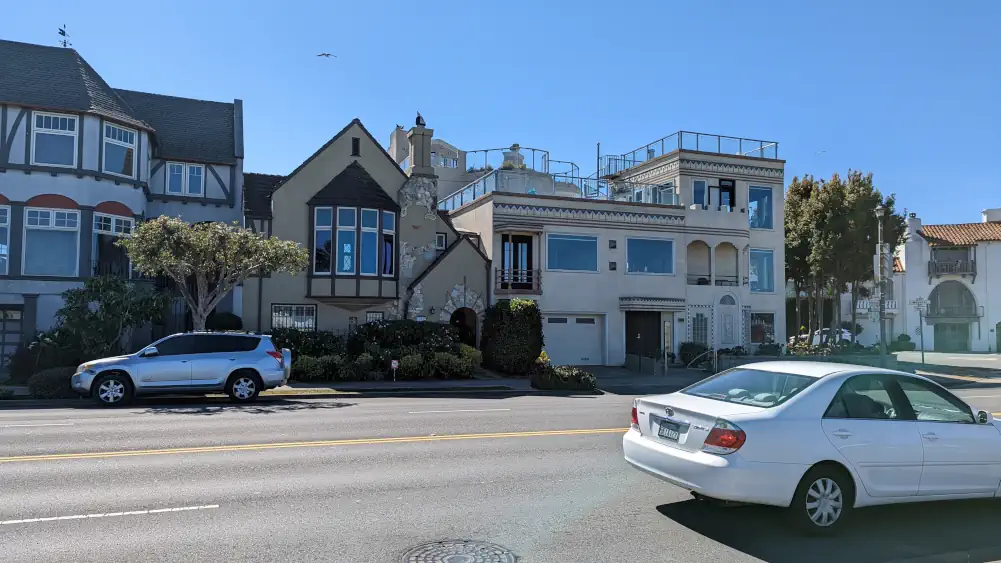 Maison loufoque en face du parc de Marina Green. Elles font face au Golden Gate où se trouve le célèbre pont de San Francisco.