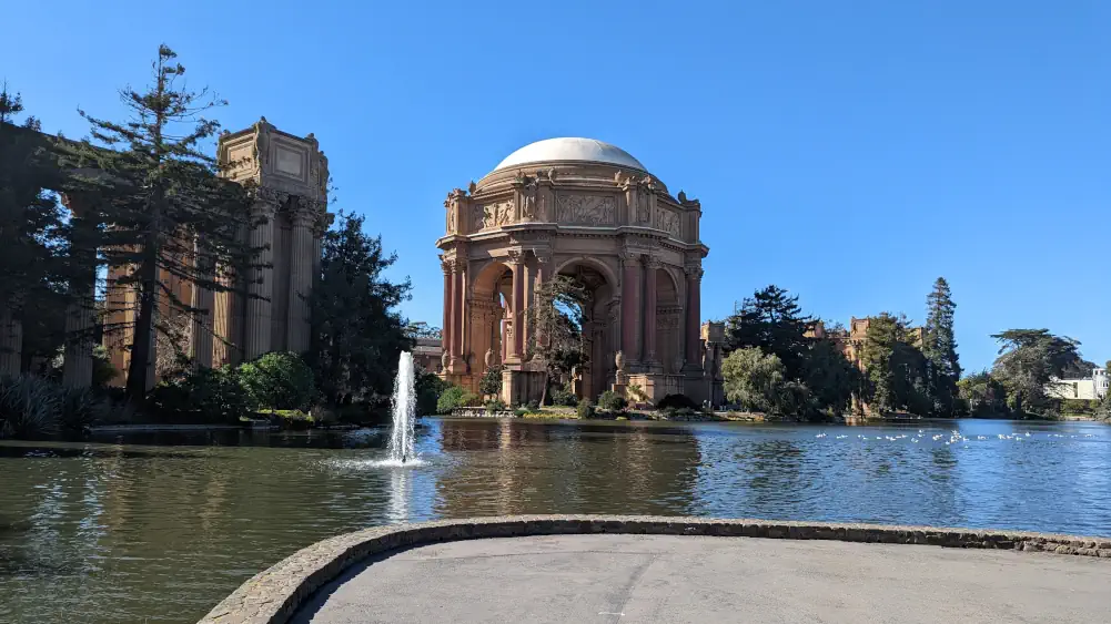 Architecture du Palace of fine arts à San Francisco, situé de l’autre côté du lac derrière une fontaine.