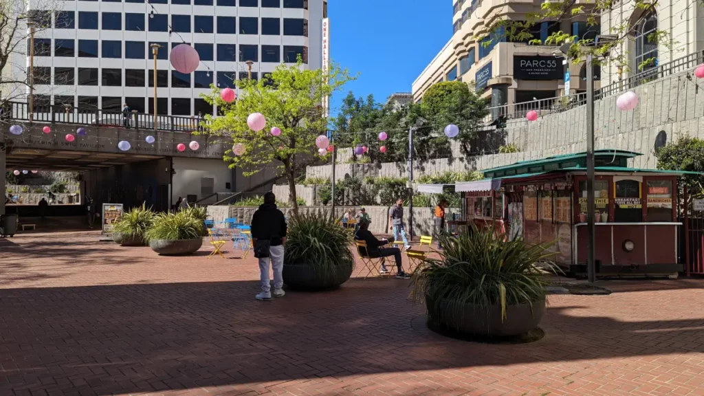 Place entourée de bâtiments et décorée de lanternes. Son ambiance chaleureuse donne envie de visiter San Francisco.