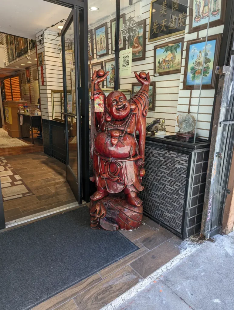 Une statue géante du Bouddha Rieur, accueillant bras levés les clients d'une boutique de Chinatown à San Francisco.