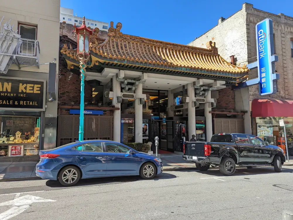 Temple chinois accueillant une banque Citibank, qu'il est possible de visiter dans le quartier de Chinatown à San Francisco.