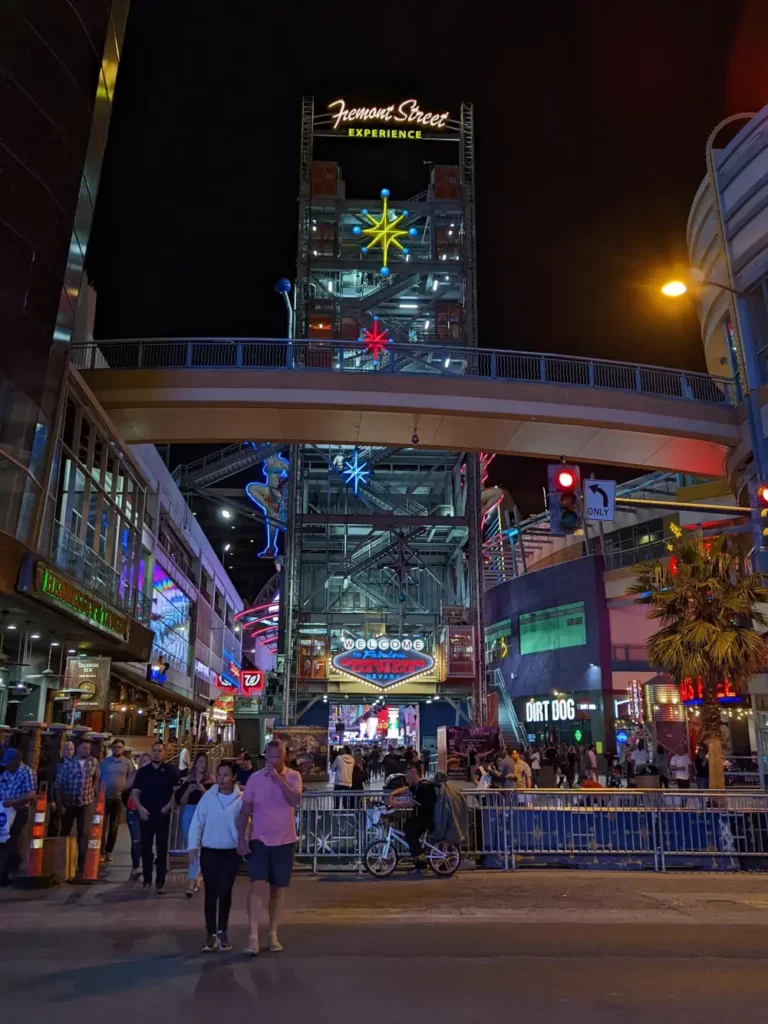 Tour de la Fremont Street Experience, située à quelques centaines de mètres. Elle est située dans le quartier de Downtown de Las Vegas.