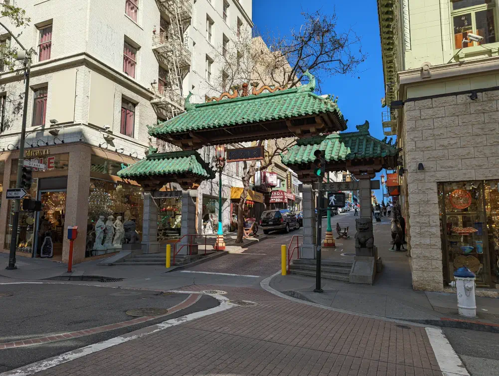 Pour visiter le quartier de Chinatown à San Francisco, il est possible de passer par son entrée principale : le Dragon Gate.