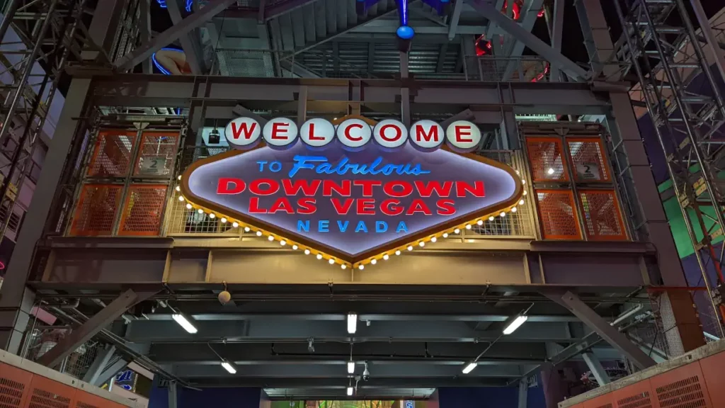 Entrée du centre commercial Fremont Street Experience. Elle est survolée d’un panneau lumineux sur lequel est écrit “Welcome to Fabulous Downtown Las Vegas Nevada”.