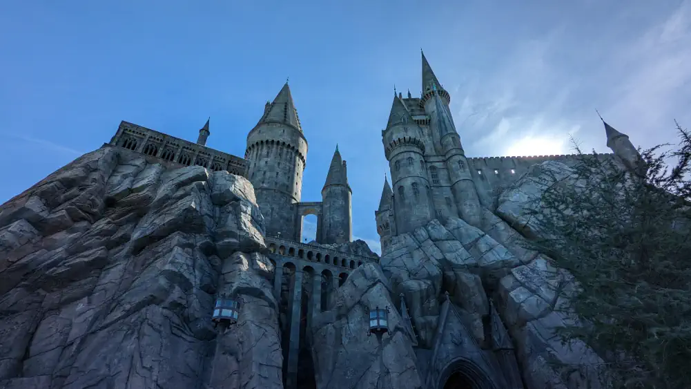 Contre-plongée sur Hogwarts, permettant d’admirer les falaises et le pont reliant les deux parties du château.