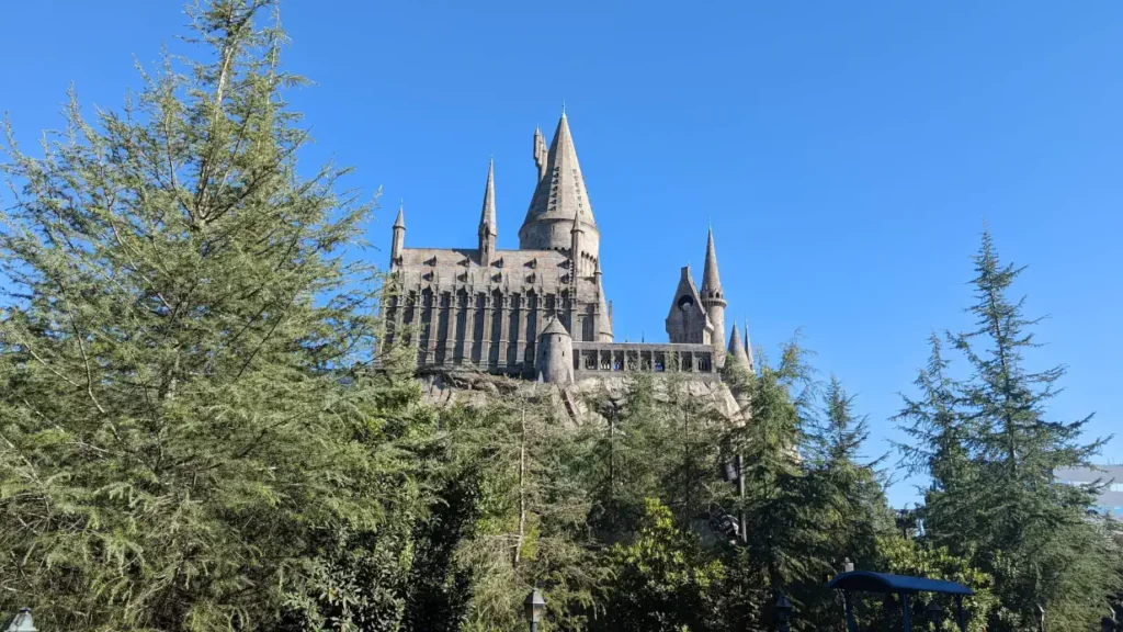 Le château de Poudlard sur son rocher au-dessus des arbres, surplombant le parc Universal Studio de Los Angeles.