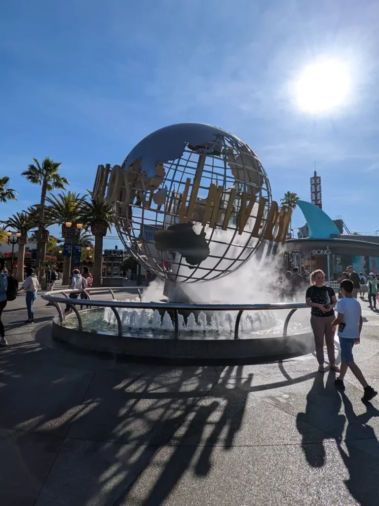 Globe terrestre situé à l’entrée du parc Universal Studio à Los Angeles. Le ciel est bleu et le soleil brille.