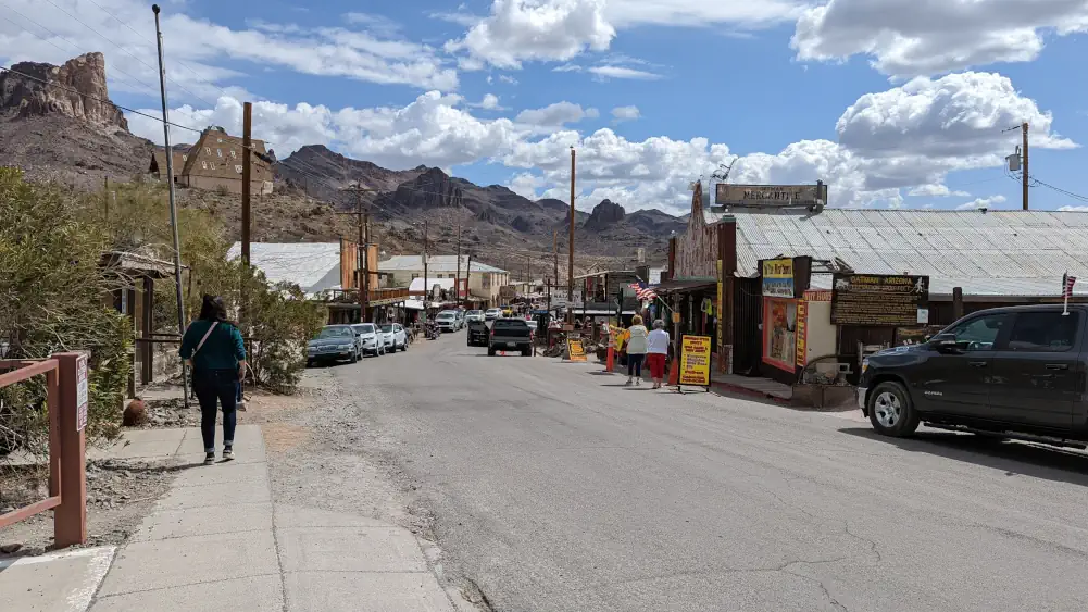 Aperçu de la ville d’Oatman, traversée par la Route 66. Derrière ce village se trouve un décor montagneux.