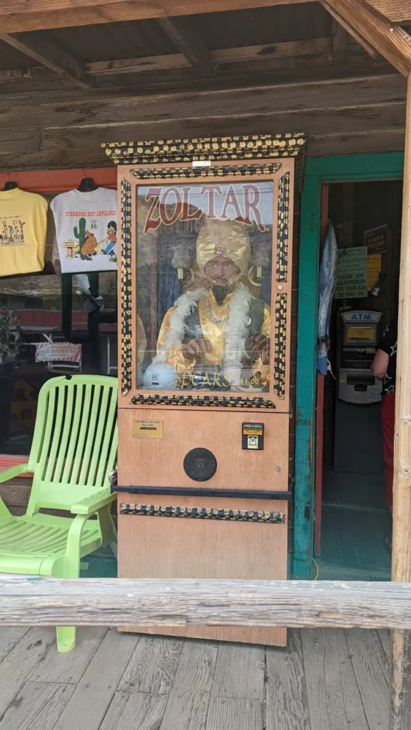 Portrait en pied d’une fortune teller machine Zoltar Speaks, située à l’entrée d’une boutique de souvenirs à Oatman.