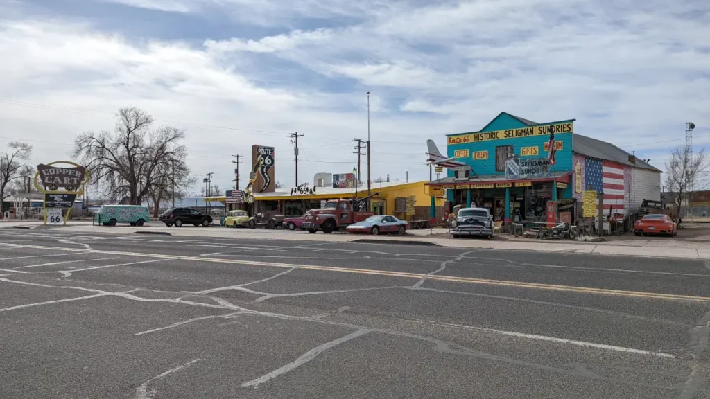 Ville historique de Seligman, traversée par la Route 66 aux USA.