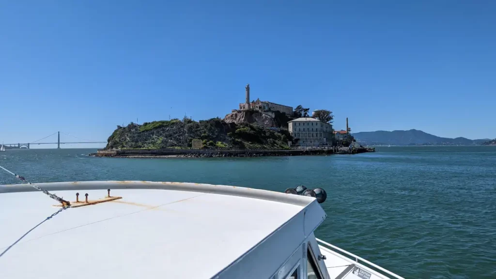 visiter san francisco en 5 jours : apercu de l'ile d'alcatraz depuis un ferry