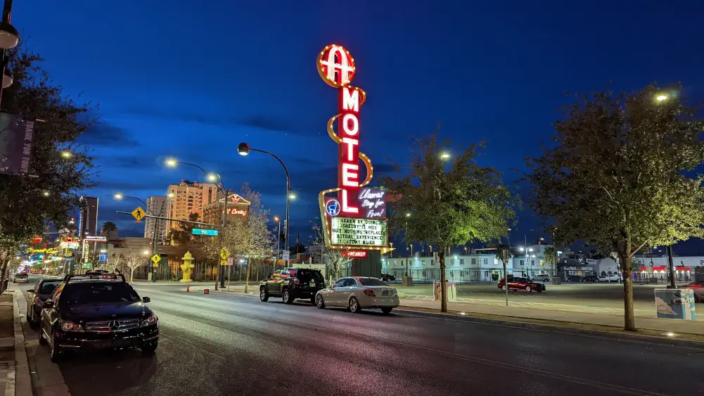 Néon éclairé du A Motel, vu depuis le trottoir opposé de Fremont Street. Il est écrit que les lamas peuvent rester gratuitement !