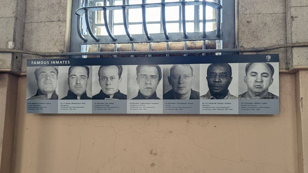 Photographies et portraits des sept prisonniers les plus célèbres d’Alcatraz. Tout à gauche se trouve Al Capone.