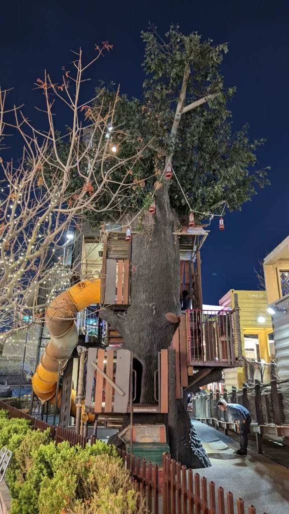 Cabane géante située dans un arbre en plein cœur du Downtown Container Park. Elle dispose d’une aire de jeu et d’un toboggan.