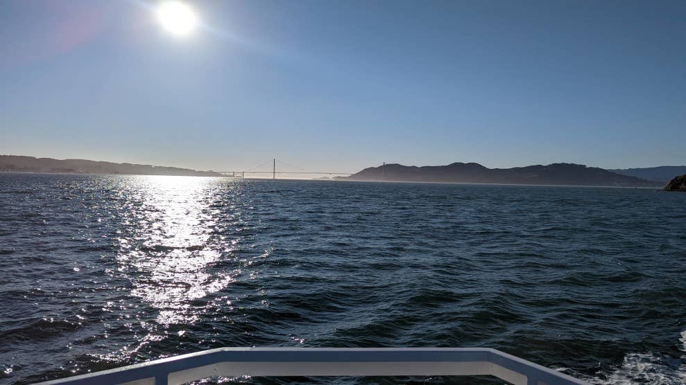 Plan large sur le détroit du Golden Gate et les eaux de la baie de San Francisco. Au loin se trouve le célèbre pont rouge.