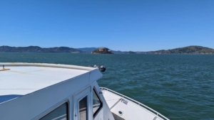 Vue sur Alcatraz à l'avant d'un ferry, sur la baie de San Francisco. D’ici, l’île est toute petite.
