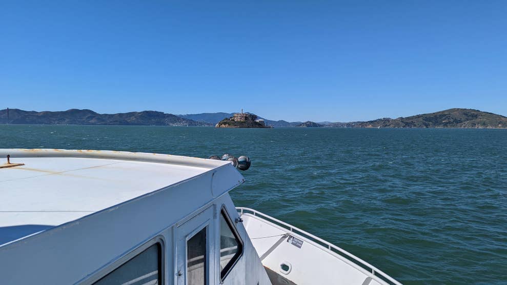 Vue sur Alcatraz à l'avant d'un ferry, sur la baie de San Francisco. D’ici, l’île est toute petite.