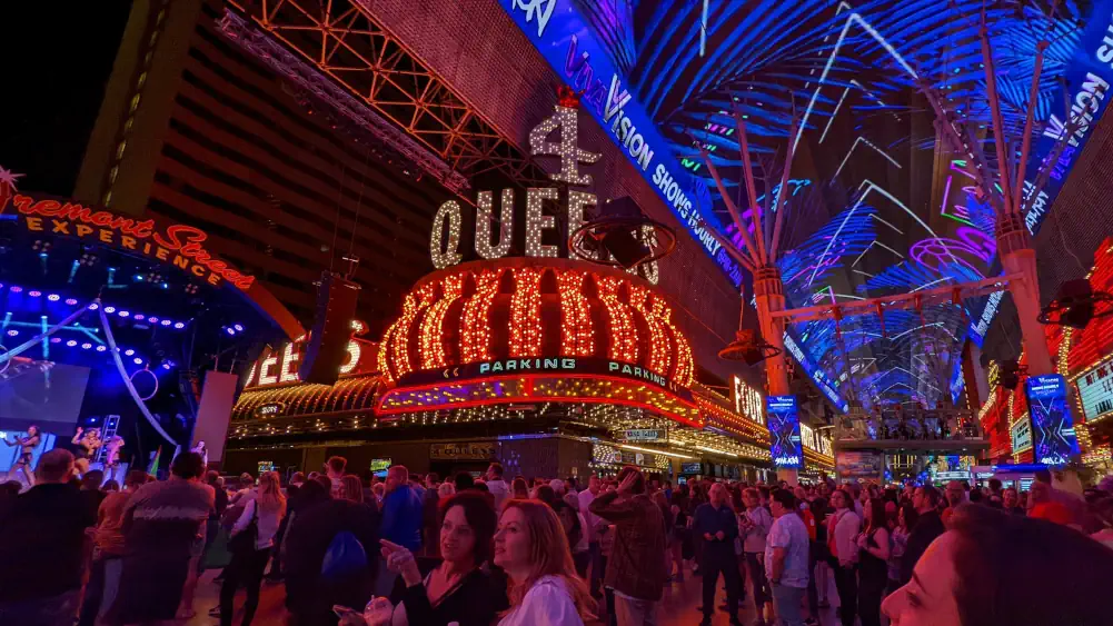 Entrée de l’hôtel et Casino “4 Queens”, à l’intérieur du centre commercial Fremont Street Experience. L’ambiance globale est sombre, éclairée par du rouge et du bleu.