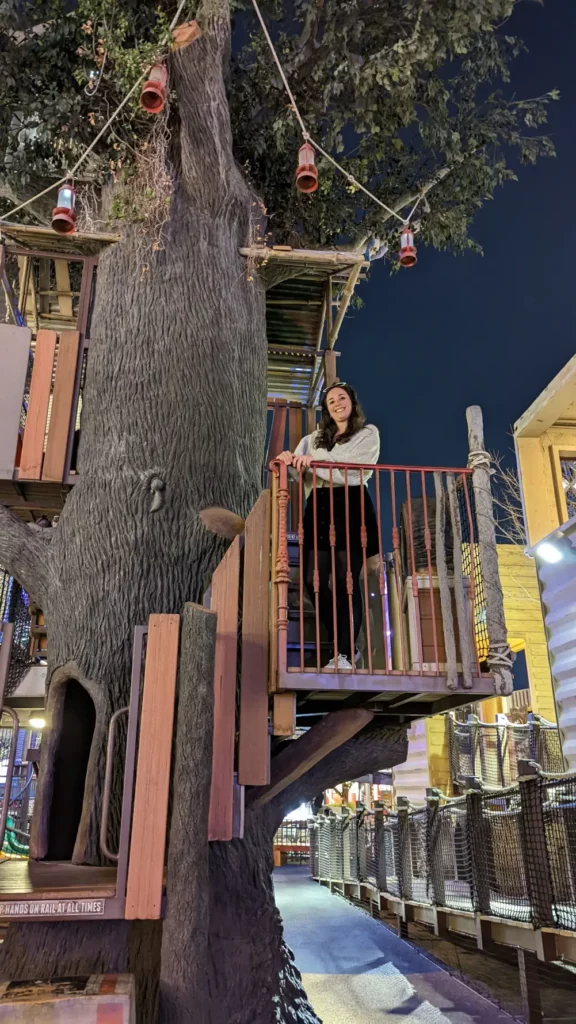 Hélo qui pose sur le balcon au deuxième étage de la cabane située dans le centre commercial du Downtown Container Park.