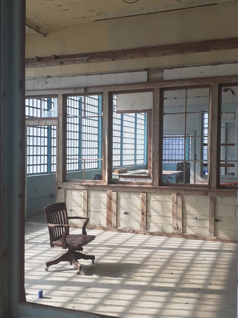 Pièce fantôme située dans le bâtiment des nouvelles industries. Il n’y a plus qu’une chaise en bois à roulettes. En revanche, la pièce est très éclairée.