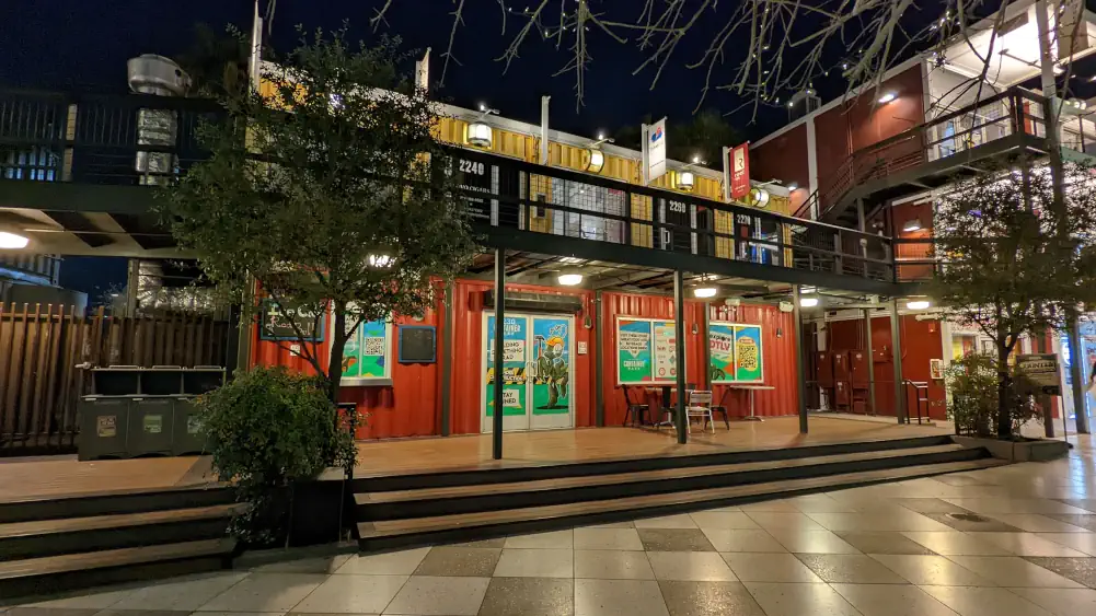 Container rouge et doré avec étage, en pleine rénovation. Il est situé dans le centre commercial du Downtown Container Park.