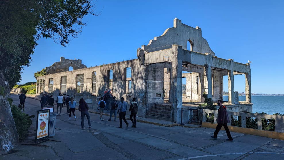 Vieux bâtiment défraîchi, sans toit ni portes ni fenêtres. Il ne reste plus que les murs. Il s’agit de l’ancien club des officiers.