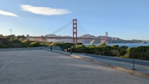 Vue dégagée et ensoleillée sur le détroit du Golden Gate et le pont de San Francisco.